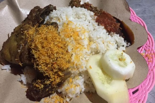 Bebek Tugu Pahlawan via Kompas, 1. Nasi Goreng Jancuk, 2. Sego Sambel Khas Surabaya, 3. Nasi Cumi Nikmat Surabaya, 4. Nasi Campur Tambak Bayan, 5. Nasi Empal Pengampon, 6. Nasi Krawu Surabaya, 7. Rujak Cingur Khas Surabaya, 8. Tahu Tek Surabaya, 9. Pecel Semanggi, 10. Sate Klopo, 11. Sate Lisidu, 12. Sate Karak, 13. Lontong Kupang, 14. Lontong Balap Paling Enak, 15. Mie Akhirat Kota SBY, 16. Mie Pecun, 17. Bebek Mercon, 18. Bebek Palupi, 19. Bebek Goreng Sinjay, 20. Bebek Tugu Pahlawan, 21. Rawon Kalkulator Taman Bungkul, 22. Rawon Setan Khas Surabaya, 23. Belut Spesial Khas Surabaya, 24. Soto Lamongan Cak Har, 25. Kepiting Cak Gundul, 26. Tahu Campur , 27. Surabaya Snowcake , 28. Almond Crispy Cheese, 29. Es Krim Zangrandi , 30. Soto Gubeng, 31. Pohong Tata, 32. Lapis Surabaya, 33. Sirup Bogem Mangrove