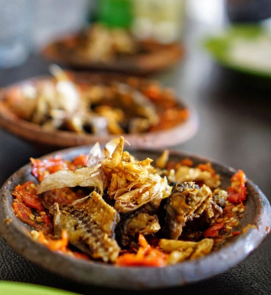 Belut Spesial Khas Surabaya, 1. Nasi Goreng Jancuk, 2. Sego Sambel Khas Surabaya, 3. Nasi Cumi Nikmat Surabaya, 4. Nasi Campur Tambak Bayan, 5. Nasi Empal Pengampon, 6. Nasi Krawu Surabaya, 7. Rujak Cingur Khas Surabaya, 8. Tahu Tek Surabaya, 9. Pecel Semanggi, 10. Sate Klopo, 11. Sate Lisidu, 12. Sate Karak, 13. Lontong Kupang, 14. Lontong Balap Paling Enak, 15. Mie Akhirat Kota SBY, 16. Mie Pecun, 17. Bebek Mercon, 18. Bebek Palupi, 19. Bebek Goreng Sinjay, 20. Bebek Tugu Pahlawan, 21. Rawon Kalkulator Taman Bungkul, 22. Rawon Setan Khas Surabaya, 23. Belut Spesial Khas Surabaya, 24. Soto Lamongan Cak Har, 25. Kepiting Cak Gundul, 26. Tahu Campur , 27. Surabaya Snowcake , 28. Almond Crispy Cheese, 29. Es Krim Zangrandi , 30. Soto Gubeng, 31. Pohong Tata, 32. Lapis Surabaya, 33. Sirup Bogem Mangrove