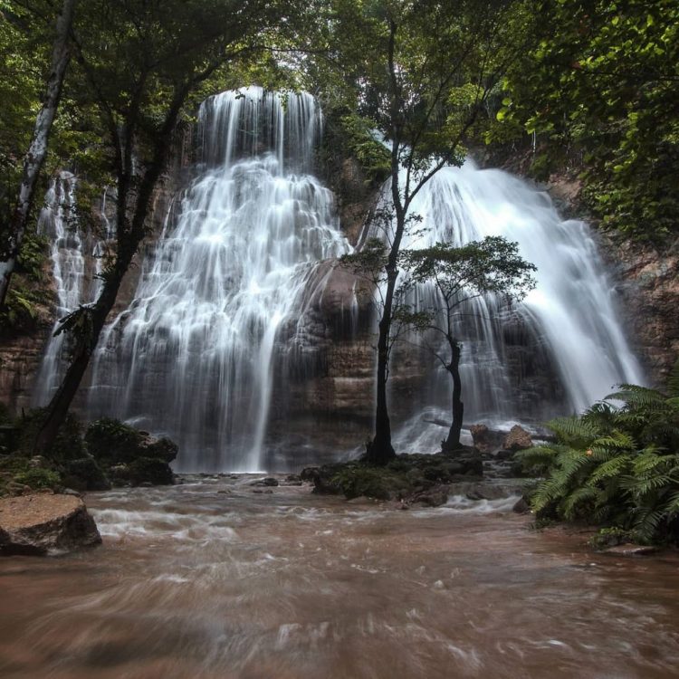 Berpetualang Menyibak Air Terjun Karmon via IG @pesonaid_travel