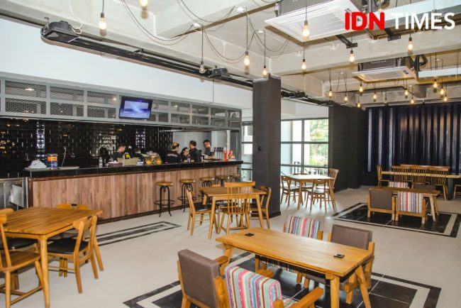 Bober Cafe via Idn Times, 1. Food Junction Grand Pakuwon, 2. G – WALK Citraland Surabaya, 3. Aiola Eatery, 4. Taman Suroboyo, 5. Rolag Kopi Karah, 6. Zangrandi Ice Cream, 7. Kudos Cafe, 8. Deja-Vu, 9. Cafe De’ Panji, 10. Carpentier Kitchen, 11. Calibre Coffee Roasters, 12. Historica, 13. Monopole Coffee Lab, 14. Caturra Espresso, 15. Grandfather Coffeeshop, 16. Nongkrong seru di Our Bar, 17. Babeh St, 18. Libreria Eatery Surabaya, 19. BOBER cafe &amp; ruang komunitas, 20. Communal Coffee &amp; Eatery, 21. BlackBarn Coffee, 22. Noach Cafe and Bistro, 23. One Pose Cafe, 24. Thirty Three Brew, 25. AMPM Cafe, 26. Kedai Semampir, 27. The Brothers Coffe