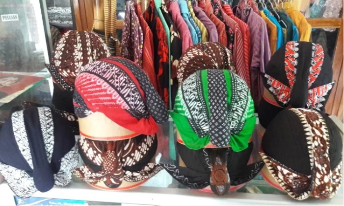 Blangkon via Blangkonjogjakarta.blogspotcom, 1. Bakpia Jogja, 2. Yangko, 3. Geplak, 4. Gudeg Jogja, 5. Coklat Monggo, 6. Salak Pondoh, 7. Tiwul Yu Tum, 8. Jadah Tempe Mbah Carik, 9. Tasuba (Tahu Susu Bakso) Jogja, 10. Belalang Goreng (Walang Goreng), 11. Keripik Belut Jogja, 12. Seafood Olahan Jogja, 13. Peyek Mbok Tumpuk, 14. Batik Jogja, 15. Kerajinan Perak Jogja, 16. Blangkon, 17. Brownies Ubi Ungu, 18. Keripik Tempe Sagu, 19. Jogja Scrummy, 20. Gudeg Kaleng, 21. Gerabah Kasongan, 22. Kaos Dagadu, 23. Kue Mochi, 24. Keripik Welut, 25. Wayang, 26. Kerajinan Kulit, 27. Aksesoris Khas Jogja, 28. Tas Dowa, 29. Bakpia Princess Cake, 30. Wedang Uwuh, 31. Geblek Kulonprogo, 32. Tas Rotan, 33. Kopi Merapi, 1. Naturalan, 2. Kaloka Pottery, 3. Toko Barang Bareng, 4. Dowa Bag And Factory, 6. Mamahke Jogja