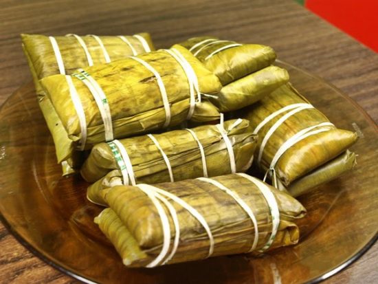 Burasa via Wikipedia, 1. Coto Makassar, 2. Sop Saudara, 3. Pallubasa, 4. Pallumara, 5. Konro Makassar, 6. Juku Pallu Ce’la, 7. Konro Bakar, 8. Sop Ubi, 9. Songkolo Bagadang, 10. Burasa, 11. Bebek Palekko, 12. Kapurung, 13. Mie Titi, 14. Barongko, 15. Pisang Epe, 16. Es Palu Butung, 17. Gogoso, 18. Sarabba, 19. Ikan Bakar Parape, Termasuk Makanan Khas Makassar, 20. Es Pisang Ijo, Makanan Khas Makassar yang Populer, 21. Jalangkote, 22. Sikaporo, 23. Kue Apang, Kue Tradisional Khas Makassar, 24. Pallu Kacci, 25. Nasi Kuning Riburane, 26. Roko-Roko Unti dan Cangkuning, 27. Putu Cangkiri, 28. Baje, 29. Kue Dange, 30. Buroncong, 31. Cucuru Bayao