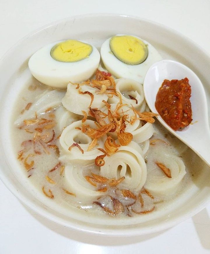 Burgo via IG @kaganganews, 1. Pempek, 2. Tekwan, 3. Laksan, 4. Celimpungan, 5. Burgo, 6. Lakso, 7. Martabak Palembang, 8. Mie Celor, 9. Pindang Ikan, 10. Pindang Tulang, 11. Sate Sapi Cucuk Manis, 12. Bakmi Babi, 13. Es Kacang Merah, 14. Kemplang Palembang, 15. Godo-Godo, 16. Gulo Puan, 17. Roti Koing, 18. Sambal Tempoyak, 19. Model, 20. Malbi, 21. Kue 8 Jam, 22. Otak-otak Kuah Cuko, 23. Lempok, 24. Lenggang, 25. Martabak HAR, 26. Kue Lapis Kojo, 27. Kue Engkak Ketan , 28. Kue Maksuba, 29. Kue Bolu Suri, 30. Kue Gandus, 31. Kue Lumpang, 32. Kue Srikaya, 33. Dadar Jiwo, 34. Sambal Lingkung, 35. Telok Ukan