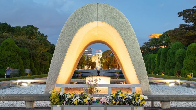 Cenotaph for the A-Bomb Victims, Tentang Hiroshima Peace Memorial Park, Apa yang bisa ditemukan di Hiroshima Peace Memorial Park?, Fasilitas di Hiroshima Peace Memorial Park, Akses Menuju Hiroshima Peace Memorial Park
