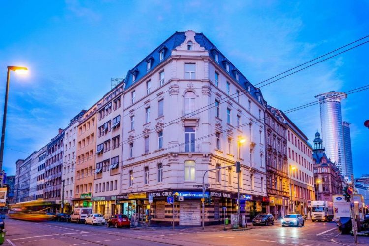 Comfort Hotel Frankfurt City Center  via booking, 1. Sendiri Atau Keluarga, Perokok atau Bukan, B&amp;B Hotel Frankfurt City-Ost Menyediakan Akomodasi Untuk Semua Orang!, 2. United Hostel Frankfurt City Center Ini Terkenal Sebagai Penginapan Favorit Para Backpackers Muda Dunia., 3. Bagi Kamu yang Penuh Semangat, Meininger Hotel Frankfurt Main Messe Sepertinya Keren dan Cozy!, 4. Asyiknya Merilekskan Diri dengan Berbagai Layanan Spa di Savoy Hotel, 5. Nggak Perlu Pusing Mikirin Transport Kalau Menginapnya di Comfort Hotel Frankfurt City Center yang Super Strategis, 6. Pura-Pura Punya Rumah Sendiri di Germany dengan Menginap di Villa Orchard Frankfurt yang Nyaman, 7. Penuh Kejutan di Setiap Ruang Clarion Collection Hotel yang Berfasilitas Lengkap, 8. Malas Perjalanan Jauh dari Bandara? Park Inn by Radisson Frankfurt Airport Hotel Sebagai Solusinya!, 9. Ada Lagi Nih Smart Stay Hotel Frankfurt yang Merupakan Cara Pintar untuk Menghemat Budget