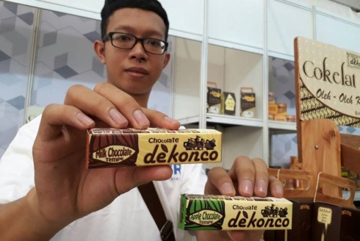 Cokelat Tempe, 1. Apel Malang, 2. Sari apel, 3. Aneka Keripik Buah, 4. Keripik Tempe, 5. Keripik Ceker, 6. Keripik Kentang Macan, 7. Aneka Olahan Telo di Republik Telo, 8. Pia Mangkok, 9. Malang Strudel, 10. Ledre Pisang Bangka, 11. Madu Klanceng, 12. Kaos dan Souvenir Khas Malang, 13. Keramik Dinoyo, 14. Frozen Bakso, 15. Bakpao Sayang, 16. ASIX Cake, 17. Makobu Cake (Tutup Permanen), 18. Queen Apple (Tutup Permanen), 19. Puthu Lanang Celaket, 20. Jenang Apel, 21. Onde-Onde Depot HTS, 22. Carang Mas, 23. Cokelat Tempe, 24. Keripik Singkong Cap Lumba-Lumba, 25. Batik Topeng Malangan, 26. Petis Udang, 27. Onde-Onde Wijen, 28. Putu Lanang, 29. Makaroni Pedas, 30. Kopi Robusta Dampit Malang