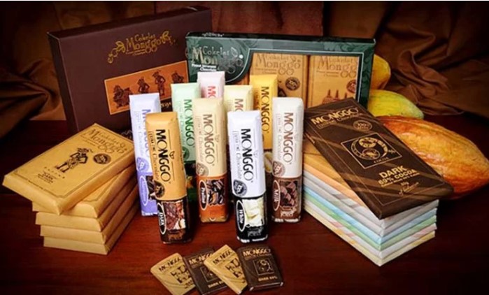 Coklat Monggo, 1. Bakpia Jogja, 2. Yangko, 3. Geplak, 4. Gudeg Jogja, 5. Coklat Monggo, 6. Salak Pondoh, 7. Tiwul Yu Tum, 8. Jadah Tempe Mbah Carik, 9. Tasuba (Tahu Susu Bakso) Jogja, 10. Belalang Goreng (Walang Goreng), 11. Keripik Belut Jogja, 12. Seafood Olahan Jogja, 13. Peyek Mbok Tumpuk, 14. Batik Jogja, 15. Kerajinan Perak Jogja, 16. Blangkon, 17. Brownies Ubi Ungu, 18. Keripik Tempe Sagu, 19. Jogja Scrummy, 20. Gudeg Kaleng, 21. Gerabah Kasongan, 22. Kaos Dagadu, 23. Kue Mochi, 24. Keripik Welut, 25. Wayang, 26. Kerajinan Kulit, 27. Aksesoris Khas Jogja, 28. Tas Dowa, 29. Bakpia Princess Cake, 30. Wedang Uwuh, 31. Geblek Kulonprogo, 32. Tas Rotan, 33. Kopi Merapi, 1. Naturalan, 2. Kaloka Pottery, 3. Toko Barang Bareng, 4. Dowa Bag And Factory, 6. Mamahke Jogja