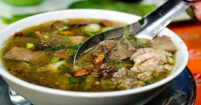 Coto Makassar, 1. Coto Makassar, 2. Sop Saudara, 3. Pallubasa, 4. Pallumara, 5. Konro Makassar, 6. Juku Pallu Ce’la, 7. Konro Bakar, 8. Sop Ubi, 9. Songkolo Bagadang, 10. Burasa, 11. Bebek Palekko, 12. Kapurung, 13. Mie Titi, 14. Barongko, 15. Pisang Epe, 16. Es Palu Butung, 17. Gogoso, 18. Sarabba, 19. Ikan Bakar Parape, Termasuk Makanan Khas Makassar, 20. Es Pisang Ijo, Makanan Khas Makassar yang Populer, 21. Jalangkote, 22. Sikaporo, 23. Kue Apang, Kue Tradisional Khas Makassar, 24. Pallu Kacci, 25. Nasi Kuning Riburane, 26. Roko-Roko Unti dan Cangkuning, 27. Putu Cangkiri, 28. Baje, 29. Kue Dange, 30. Buroncong, 31. Cucuru Bayao