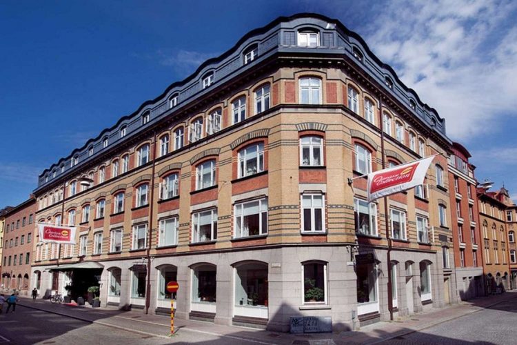 Clarion Collection Hotel via Tripadvisor, 1. Sendiri Atau Keluarga, Perokok atau Bukan, B&amp;B Hotel Frankfurt City-Ost Menyediakan Akomodasi Untuk Semua Orang!, 2. United Hostel Frankfurt City Center Ini Terkenal Sebagai Penginapan Favorit Para Backpackers Muda Dunia., 3. Bagi Kamu yang Penuh Semangat, Meininger Hotel Frankfurt Main Messe Sepertinya Keren dan Cozy!, 4. Asyiknya Merilekskan Diri dengan Berbagai Layanan Spa di Savoy Hotel, 5. Nggak Perlu Pusing Mikirin Transport Kalau Menginapnya di Comfort Hotel Frankfurt City Center yang Super Strategis, 6. Pura-Pura Punya Rumah Sendiri di Germany dengan Menginap di Villa Orchard Frankfurt yang Nyaman, 7. Penuh Kejutan di Setiap Ruang Clarion Collection Hotel yang Berfasilitas Lengkap, 8. Malas Perjalanan Jauh dari Bandara? Park Inn by Radisson Frankfurt Airport Hotel Sebagai Solusinya!, 9. Ada Lagi Nih Smart Stay Hotel Frankfurt yang Merupakan Cara Pintar untuk Menghemat Budget