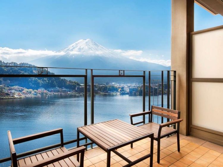 Danau Kawaguchiko dan Gunung Fuji dilihat dari dalam hotel via Jalan