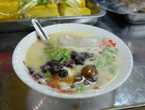 Dawet Blauran , 1. Almond Crispy Cheese, Oleh-oleh khas Surabaya, 2. Spikoe, 3. Belinjo Udang (Blidang), Khas Surabaya, 4. Keripik Buah Kane-Kane, 5. Pohong Tata, Oleh-oleh Khas Surabaya, 6. Kue Lapis Surabaya, 7. Sambal Bu Rudy Khas Surabaya, 8. Kue Mente, Produk Khas Surabaya, 9. Suoklat, Jajanan Khas Surabaya, 10. Kaos Cak Cuk, Asli Surabaya, 11. Kerupuk Ikan Kenjeran, 12. Kue Bikang Peneleh, 13. Fruit Cake Glory, 14. Sambal Cuk, 15. Abon Sapi Padmosusastro, 16. Bebek Djangkep, 17. Surabaya Snowcake, 18. Rambak Sapi, 19. Oseng Tuna Asap, 20. Kopi Bandrek, Oleh-oleh Khas Surabaya, 21. Bandeng Asap, 22. Siropen Telasih, 23. Krupuk Udang Lobster, 24. GunaGuna Snack, 25. Bunarendang, 26. Jenang dan Sirup Mangrove, 27. Bolu Joeang Surabaya , 28. Dawet Blauran , 29. Baju Batik Surabaya, 30. Sepatu Khas Wedoro, 31. Vallens Cake Surabaya, 32. Bandang Asap