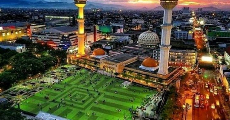 Daya Tarik Wisata Alun-alun Kota Bandung via okezone, Sejarah Alun-alun Kota Bandung, Alamat Alun-alun Bandung, Kelebihan Alun-alun Kota Bandung, Fasilitas yang Tersedia