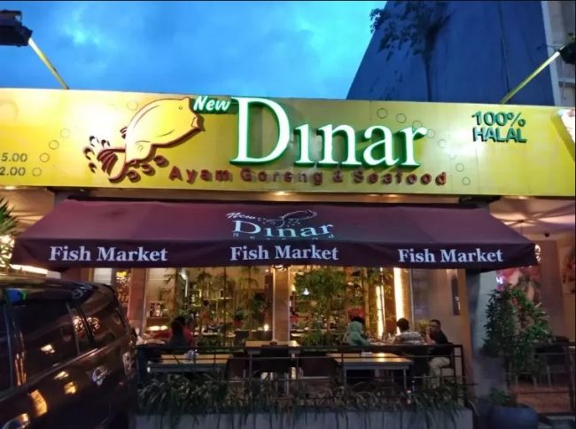 Dinar Seafood via iBisnis, 1. Bandar Djakarta di Kota Tua, 2. Seribu Rasa, 3. Pesisir Seafood, 4. Pondok Laguna, 5. Layar Seafood, 6. Nelayan Seafood and Restaurant, 7. The Holy Crab, 8. Rumah Makan Sulawesi, 9. Rasane Seafood, 10. Fish Streat, 11. Aroma Sop Seafood, 12. Aroma Sedap, 13. Loobie Lobster, 14. Live Seafood Cabe Ijo, 15. Talaga Sampireun, 16. Kepiting Asap Cendrawasih, 17. Santai Malam 1001, 18. Wiro Sableng 212 Kelapa Gading, 19. Seafood Ayu, 20. Grand Marco Seafood, 21. Bola Seafood Acui, 22. Seafood PLTU Ancol, 23. Seafood 68 Kemanggisan, 24. Dinar Seafood, 25. Karimata Restoran, 26. Santiga Seafood, 27. Sentosa Seafood Market, 28. Jemahdi Seafood di Jl. Pantai Indah Kapuk (Tutup Permanen), 29. Wisata Kuliner Pecenongan