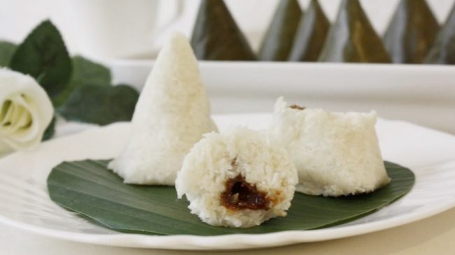 Dolung-dolung Parapat, 1. Bika Ambon, 2. Bolu Meranti Medan, 3. Pancake Durian Medan, 4. Durian Ucok, 5. Kain Ulos, 6. Sirup Buah Markisa Khas Medan, 7. Teri Medan, 8. Kopi Sidikalang Medan, 9. Kacang Sihobuk, 10. Manisan Jambu, 11. Medan Napoleon, 12. Risol Spesial Gogo, 13. Pia Tamiang, 14. Tempe Medan, 15. Ikan Sale Medan, 16. Lemang, 17. Roti Ganda Medan, 18. Kaos Medan, 19. Batik Medan, 20. Sate Kerang Rahmat Toha, 21. Dolung-dolung Parapat, 22. Bolu Toba, 23. Rujak Brayan Khas Medan, 24. Popia Yoserizal Khas Medan, 25. Lapis Legit Medan