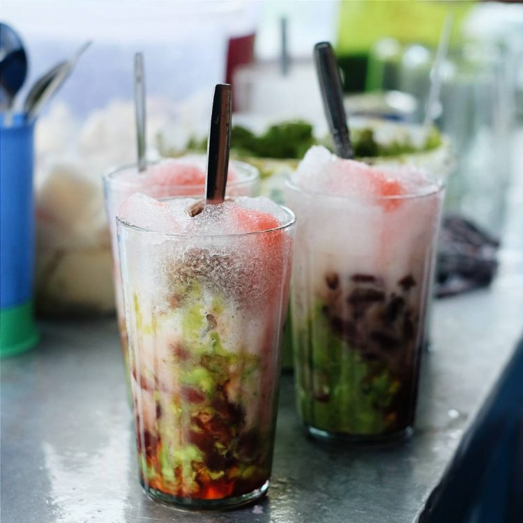Es Kacang Merah via IG @filipusverdi, 1. Pempek, 2. Tekwan, 3. Laksan, 4. Celimpungan, 5. Burgo, 6. Lakso, 7. Martabak Palembang, 8. Mie Celor, 9. Pindang Ikan, 10. Pindang Tulang, 11. Sate Sapi Cucuk Manis, 12. Bakmi Babi, 13. Es Kacang Merah, 14. Kemplang Palembang, 15. Godo-Godo, 16. Gulo Puan, 17. Roti Koing, 18. Sambal Tempoyak, 19. Model, 20. Malbi, 21. Kue 8 Jam, 22. Otak-otak Kuah Cuko, 23. Lempok, 24. Lenggang, 25. Martabak HAR, 26. Kue Lapis Kojo, 27. Kue Engkak Ketan , 28. Kue Maksuba, 29. Kue Bolu Suri, 30. Kue Gandus, 31. Kue Lumpang, 32. Kue Srikaya, 33. Dadar Jiwo, 34. Sambal Lingkung, 35. Telok Ukan