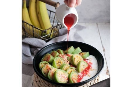 Es Pisang Ijo via IG @foodnotestories, 1. Coto Makassar, 2. Sop Saudara, 3. Pallubasa, 4. Pallumara, 5. Konro Makassar, 6. Juku Pallu Ce’la, 7. Konro Bakar, 8. Sop Ubi, 9. Songkolo Bagadang, 10. Burasa, 11. Bebek Palekko, 12. Kapurung, 13. Mie Titi, 14. Barongko, 15. Pisang Epe, 16. Es Palu Butung, 17. Gogoso, 18. Sarabba, 19. Ikan Bakar Parape, Termasuk Makanan Khas Makassar, 20. Es Pisang Ijo, Makanan Khas Makassar yang Populer, 21. Jalangkote, 22. Sikaporo, 23. Kue Apang, Kue Tradisional Khas Makassar, 24. Pallu Kacci, 25. Nasi Kuning Riburane, 26. Roko-Roko Unti dan Cangkuning, 27. Putu Cangkiri, 28. Baje, 29. Kue Dange, 30. Buroncong, 31. Cucuru Bayao