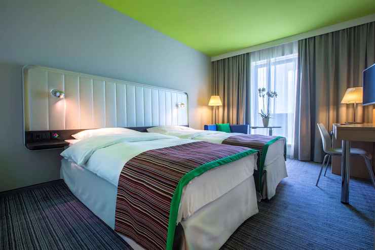 Family Room Park Inn by Radisson Frankfurt Airport Hotel via Traveloka, 1. Sendiri Atau Keluarga, Perokok atau Bukan, B&amp;B Hotel Frankfurt City-Ost Menyediakan Akomodasi Untuk Semua Orang!, 2. United Hostel Frankfurt City Center Ini Terkenal Sebagai Penginapan Favorit Para Backpackers Muda Dunia., 3. Bagi Kamu yang Penuh Semangat, Meininger Hotel Frankfurt Main Messe Sepertinya Keren dan Cozy!, 4. Asyiknya Merilekskan Diri dengan Berbagai Layanan Spa di Savoy Hotel, 5. Nggak Perlu Pusing Mikirin Transport Kalau Menginapnya di Comfort Hotel Frankfurt City Center yang Super Strategis, 6. Pura-Pura Punya Rumah Sendiri di Germany dengan Menginap di Villa Orchard Frankfurt yang Nyaman, 7. Penuh Kejutan di Setiap Ruang Clarion Collection Hotel yang Berfasilitas Lengkap, 8. Malas Perjalanan Jauh dari Bandara? Park Inn by Radisson Frankfurt Airport Hotel Sebagai Solusinya!, 9. Ada Lagi Nih Smart Stay Hotel Frankfurt yang Merupakan Cara Pintar untuk Menghemat Budget