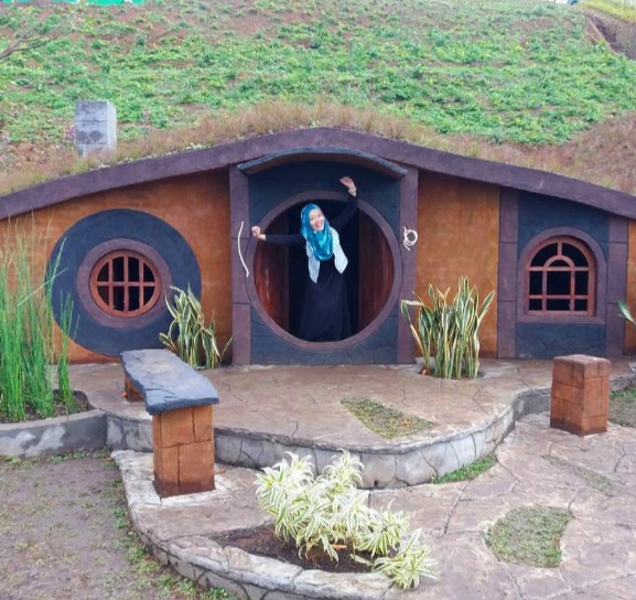 Foto di Rumah Hobbit yang Unik, Taman Kelinci Pujon Batu Malang, Alamat Taman Kelinci, Fasilitas Taman Kelinci Pujon, Harga Tiket Masuk Taman Kelinci Batu, Jam Buka Taman Kelinci Malang, Bermain Di Taman Wisata Bertema Negeri Dongeng