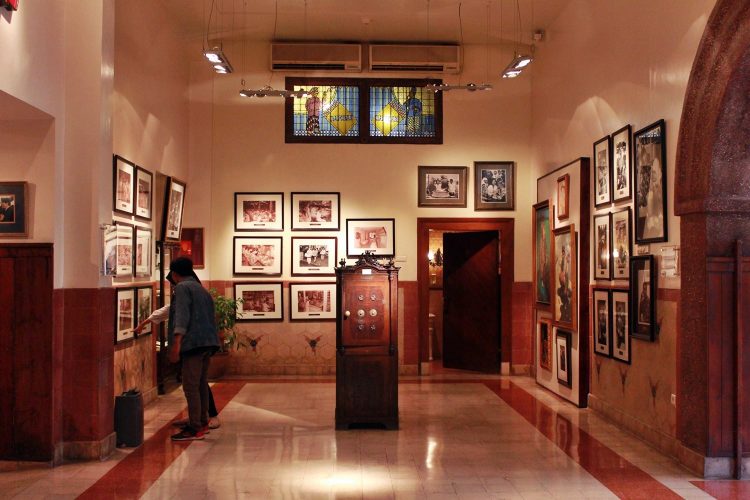 Galeri Seni, Sejarah House of Sampoerna, Lokasi House of Sampoerna, Rute menuju House of Sampoerna, Jam Operasional, Harga Tiket Masuk, Spot di Dalam House of Sampoerna