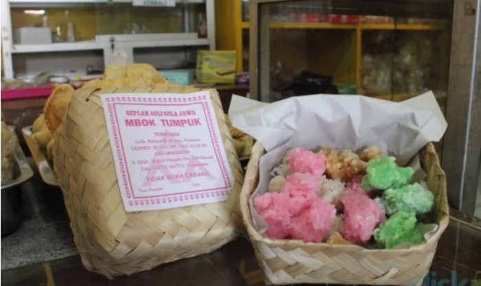 Geplak via Makanjogja, 1. Bakpia Jogja, 2. Yangko, 3. Geplak, 4. Gudeg Jogja, 5. Coklat Monggo, 6. Salak Pondoh, 7. Tiwul Yu Tum, 8. Jadah Tempe Mbah Carik, 9. Tasuba (Tahu Susu Bakso) Jogja, 10. Belalang Goreng (Walang Goreng), 11. Keripik Belut Jogja, 12. Seafood Olahan Jogja, 13. Peyek Mbok Tumpuk, 14. Batik Jogja, 15. Kerajinan Perak Jogja, 16. Blangkon, 17. Brownies Ubi Ungu, 18. Keripik Tempe Sagu, 19. Jogja Scrummy, 20. Gudeg Kaleng, 21. Gerabah Kasongan, 22. Kaos Dagadu, 23. Kue Mochi, 24. Keripik Welut, 25. Wayang, 26. Kerajinan Kulit, 27. Aksesoris Khas Jogja, 28. Tas Dowa, 29. Bakpia Princess Cake, 30. Wedang Uwuh, 31. Geblek Kulonprogo, 32. Tas Rotan, 33. Kopi Merapi, 1. Naturalan, 2. Kaloka Pottery, 3. Toko Barang Bareng, 4. Dowa Bag And Factory, 6. Mamahke Jogja