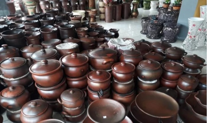 Gerabah Kasongan via Antaranews, 1. Bakpia Jogja, 2. Yangko, 3. Geplak, 4. Gudeg Jogja, 5. Coklat Monggo, 6. Salak Pondoh, 7. Tiwul Yu Tum, 8. Jadah Tempe Mbah Carik, 9. Tasuba (Tahu Susu Bakso) Jogja, 10. Belalang Goreng (Walang Goreng), 11. Keripik Belut Jogja, 12. Seafood Olahan Jogja, 13. Peyek Mbok Tumpuk, 14. Batik Jogja, 15. Kerajinan Perak Jogja, 16. Blangkon, 17. Brownies Ubi Ungu, 18. Keripik Tempe Sagu, 19. Jogja Scrummy, 20. Gudeg Kaleng, 21. Gerabah Kasongan, 22. Kaos Dagadu, 23. Kue Mochi, 24. Keripik Welut, 25. Wayang, 26. Kerajinan Kulit, 27. Aksesoris Khas Jogja, 28. Tas Dowa, 29. Bakpia Princess Cake, 30. Wedang Uwuh, 31. Geblek Kulonprogo, 32. Tas Rotan, 33. Kopi Merapi, 1. Naturalan, 2. Kaloka Pottery, 3. Toko Barang Bareng, 4. Dowa Bag And Factory, 6. Mamahke Jogja