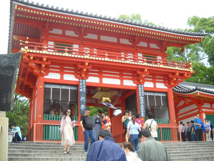 Gerbang kuil Yasaka via Wikipedia 101 Tempat Wisata Gratis di Kyoto Terhits & Terpopuler Dikunjungi