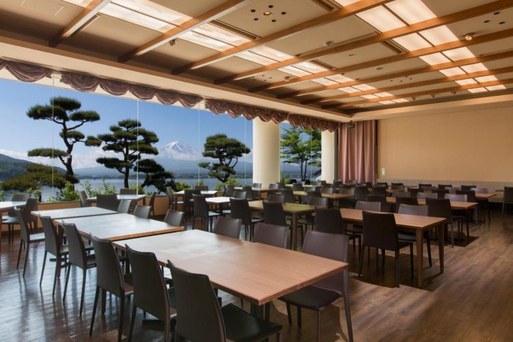 Gunung Fuji dan Danau Kawaguchiko dilihat dari restoran hotel via booking - Hotel Onsen di Jepang