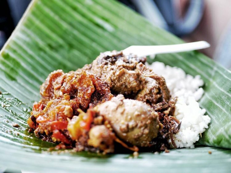 Gudeg Jogja via IG @michael_gajah, 1. Gudeg , 2. Krecek, 3. Bakpia Pathok, 4. Yangko, 5. Oseng Mercon, 6. Cilok Gajahan, 7. Cenil Jogja , 8. Geplak , 9. Coklat Monggo , 10. Bakmi Jogja , 11. Gatot Gunung Kidul , 12. Walang atau Belalang Goreng, 13. Nasi Tiwul, 14. Sego Abang Jirak , 15. Sayur Lombok Ijo , 16. Bakmi Pentil , 17. Peyek Tumpuk , 18. Mie Des , 19. Kue Adrem , 20. Sate Klatak , 21. Wedang Uwuh, 22. Wedang Ronde, 23. Nasi Kucing, 24. Mangut Lele, 25. Kopi Jos, 26. Ingkung Ayam, 27. Mie Lethek, 28. Soto Bathok, 29. Kipo, 30. Soto Lenthok, 31. Brongkos, 32. Geblek, 33. Sate Petir, 34. Tengkleng Gajah, 35. Kicak, 36. Sate Kere, 37. Kripik Belut, 38. Enthok Slenget, 39. Sego Pliket, 40. Sego Godhog, 41. Sambel Welut