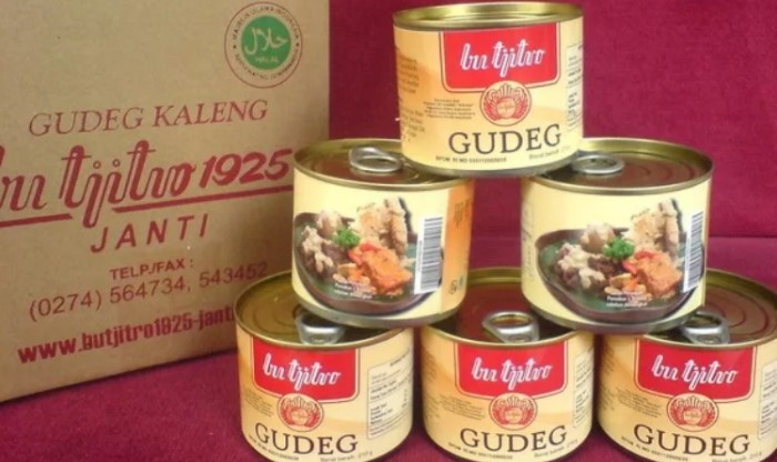 Gudeg Kaleng via Omiyagp, 1. Bakpia Jogja, 2. Yangko, 3. Geplak, 4. Gudeg Jogja, 5. Coklat Monggo, 6. Salak Pondoh, 7. Tiwul Yu Tum, 8. Jadah Tempe Mbah Carik, 9. Tasuba (Tahu Susu Bakso) Jogja, 10. Belalang Goreng (Walang Goreng), 11. Keripik Belut Jogja, 12. Seafood Olahan Jogja, 13. Peyek Mbok Tumpuk, 14. Batik Jogja, 15. Kerajinan Perak Jogja, 16. Blangkon, 17. Brownies Ubi Ungu, 18. Keripik Tempe Sagu, 19. Jogja Scrummy, 20. Gudeg Kaleng, 21. Gerabah Kasongan, 22. Kaos Dagadu, 23. Kue Mochi, 24. Keripik Welut, 25. Wayang, 26. Kerajinan Kulit, 27. Aksesoris Khas Jogja, 28. Tas Dowa, 29. Bakpia Princess Cake, 30. Wedang Uwuh, 31. Geblek Kulonprogo, 32. Tas Rotan, 33. Kopi Merapi, 1. Naturalan, 2. Kaloka Pottery, 3. Toko Barang Bareng, 4. Dowa Bag And Factory, 6. Mamahke Jogja