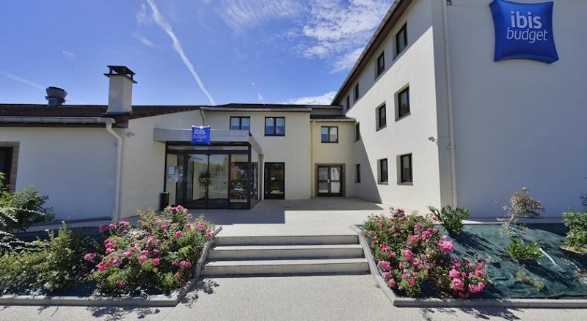 Ibis Budget Marne la Vallee, via booking, 1. Kyriad Disneyland Resort Paris, Salah Satu Hotel Partner Disneyland Paris yang Rate-nya Kerap Diobral Abis!, 2. Walau Nggak Sepenuhnya Berbentuk Hotel, Sejours et Affaires Rive Gauche Aparthotel Ini Cukup Layak Untuk Dipertimbangkan, 3. Satu Lagi Hotel Partner Disneyland Paris yang Perlu Dipertimbangkan, yaitu Adagio Marne La Vallée Val d’Europe Aparthotel, 4. Hipark Residence Serris Val d’Europe, Apartemen Keren yang Rate-nya Masih Dibawah 1 Juta, 5. Alternatif Lainnya, Kalian Bisa Melirik Residhome Val d’Europe Yang Juga Ada di Sekitar Disneyland Paris, 6. Walau Nggak Dekat-Dekat Amat dengan Disneyland Paris, Ibis Budget Marne la Vallée Layak Dilirik Karena Rate-nya yang Asyik Banget