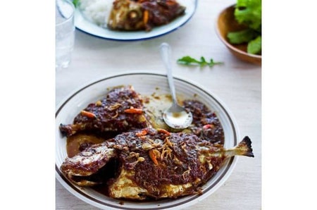 Ikan Bakar Parape via IG @hestihhakim, 1. Coto Makassar, 2. Sop Saudara, 3. Pallubasa, 4. Pallumara, 5. Konro Makassar, 6. Juku Pallu Ce’la, 7. Konro Bakar, 8. Sop Ubi, 9. Songkolo Bagadang, 10. Burasa, 11. Bebek Palekko, 12. Kapurung, 13. Mie Titi, 14. Barongko, 15. Pisang Epe, 16. Es Palu Butung, 17. Gogoso, 18. Sarabba, 19. Ikan Bakar Parape, Termasuk Makanan Khas Makassar, 20. Es Pisang Ijo, Makanan Khas Makassar yang Populer, 21. Jalangkote, 22. Sikaporo, 23. Kue Apang, Kue Tradisional Khas Makassar, 24. Pallu Kacci, 25. Nasi Kuning Riburane, 26. Roko-Roko Unti dan Cangkuning, 27. Putu Cangkiri, 28. Baje, 29. Kue Dange, 30. Buroncong, 31. Cucuru Bayao