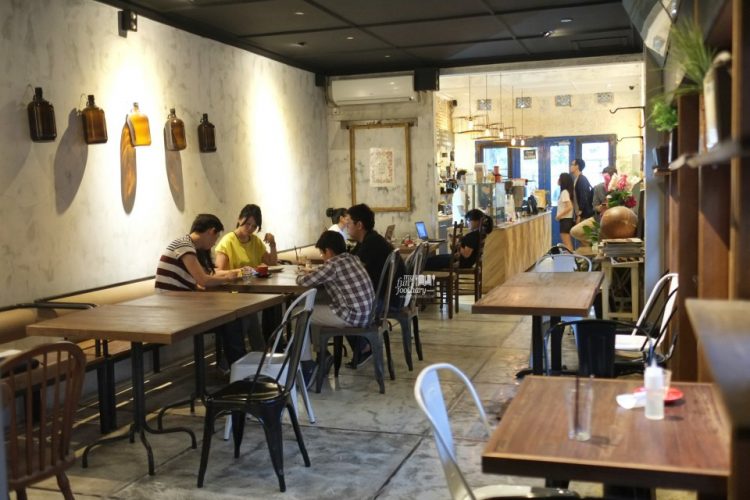 Indoor Area at Blue Doors Bandung by Myfunfoodiary, 1. One Eighty Coffee and Music, 2. Warung Kopi Purnama, 3. Sejiwa, 4. Armor Kopi, 5. Noah’s Barn, 6. Dakken Restaurant, 7. yumaju coffee, 8. Bober Cafe, 9. Lacamera Coffee , 10. Two Cents Coffee, 11. Kopi Anjis, 12. Ngopi Doeloe Burangrang , 13. Blue Doors , 14. Two Hands Full, 15. Cups Coffee & Kitchen, 16. Kopi Selasar Sunaryo, 17. Kopi Ireng, 18. Kedai Kopi 170, 19. Caffe Bene, 20. Warung Kopi Modjok, 21. Roemah Kopi, 22. Eugene the Goat , 23. Fortunate Coffee, 24. Jack Runner Roastery, 25. Yellow Truck Coffee, 26. Kinokimi Coffee, 27. Poffstory Coffee Brewer, 28. Baraya Coffee