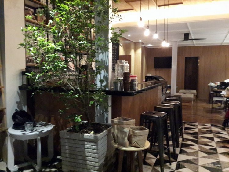 Interior Fortunate Coffee Bandung via Facebook - Tempat Ngopi di Bandung, 1. One Eighty Coffee and Music, 2. Warung Kopi Purnama, 3. Sejiwa, 4. Armor Kopi, 5. Noah’s Barn, 6. Dakken Restaurant, 7. yumaju coffee, 8. Bober Cafe, 9. Lacamera Coffee , 10. Two Cents Coffee, 11. Kopi Anjis, 12. Ngopi Doeloe Burangrang , 13. Blue Doors , 14. Two Hands Full, 15. Cups Coffee & Kitchen, 16. Kopi Selasar Sunaryo, 17. Kopi Ireng, 18. Kedai Kopi 170, 19. Caffe Bene, 20. Warung Kopi Modjok, 21. Roemah Kopi, 22. Eugene the Goat , 23. Fortunate Coffee, 24. Jack Runner Roastery, 25. Yellow Truck Coffee, 26. Kinokimi Coffee, 27. Poffstory Coffee Brewer, 28. Baraya Coffee