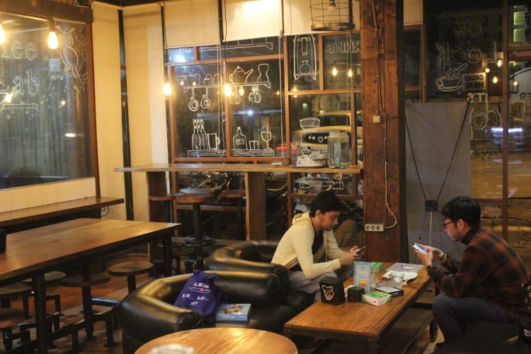 Interior Jack Runner Roastery - Tempat Ngopi di Bandung, 1. One Eighty Coffee and Music, 2. Warung Kopi Purnama, 3. Sejiwa, 4. Armor Kopi, 5. Noah’s Barn, 6. Dakken Restaurant, 7. yumaju coffee, 8. Bober Cafe, 9. Lacamera Coffee , 10. Two Cents Coffee, 11. Kopi Anjis, 12. Ngopi Doeloe Burangrang , 13. Blue Doors , 14. Two Hands Full, 15. Cups Coffee & Kitchen, 16. Kopi Selasar Sunaryo, 17. Kopi Ireng, 18. Kedai Kopi 170, 19. Caffe Bene, 20. Warung Kopi Modjok, 21. Roemah Kopi, 22. Eugene the Goat , 23. Fortunate Coffee, 24. Jack Runner Roastery, 25. Yellow Truck Coffee, 26. Kinokimi Coffee, 27. Poffstory Coffee Brewer, 28. Baraya Coffee