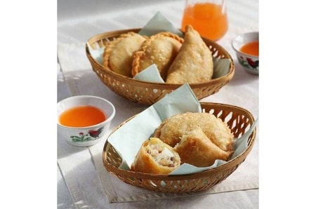 Jalangkote via IG @vsamperuru, 1. Coto Makassar, 2. Sop Saudara, 3. Pallubasa, 4. Pallumara, 5. Konro Makassar, 6. Juku Pallu Ce’la, 7. Konro Bakar, 8. Sop Ubi, 9. Songkolo Bagadang, 10. Burasa, 11. Bebek Palekko, 12. Kapurung, 13. Mie Titi, 14. Barongko, 15. Pisang Epe, 16. Es Palu Butung, 17. Gogoso, 18. Sarabba, 19. Ikan Bakar Parape, Termasuk Makanan Khas Makassar, 20. Es Pisang Ijo, Makanan Khas Makassar yang Populer, 21. Jalangkote, 22. Sikaporo, 23. Kue Apang, Kue Tradisional Khas Makassar, 24. Pallu Kacci, 25. Nasi Kuning Riburane, 26. Roko-Roko Unti dan Cangkuning, 27. Putu Cangkiri, 28. Baje, 29. Kue Dange, 30. Buroncong, 31. Cucuru Bayao