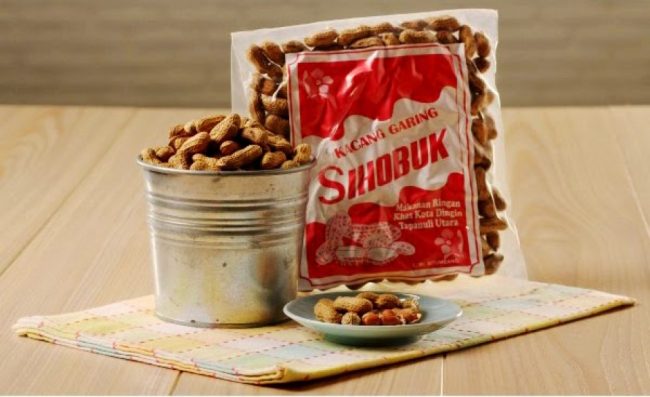 Kacang Sihobuk Oleh-oleh khas Medan, 1. Bika Ambon, 2. Bolu Meranti Medan, 3. Pancake Durian Medan, 4. Durian Ucok, 5. Kain Ulos, 6. Sirup Buah Markisa Khas Medan, 7. Teri Medan, 8. Kopi Sidikalang Medan, 9. Kacang Sihobuk, 10. Manisan Jambu, 11. Medan Napoleon, 12. Risol Spesial Gogo, 13. Pia Tamiang, 14. Tempe Medan, 15. Ikan Sale Medan, 16. Lemang, 17. Roti Ganda Medan, 18. Kaos Medan, 19. Batik Medan, 20. Sate Kerang Rahmat Toha, 21. Dolung-dolung Parapat, 22. Bolu Toba, 23. Rujak Brayan Khas Medan, 24. Popia Yoserizal Khas Medan, 25. Lapis Legit Medan