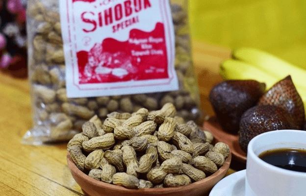 Kacang Sihobuk, 1. Lontong Medan, 2. Mie Gomak, 3. Sate Padang Medan , 4. Mie Aceh Medan, 5. Soto Medan, 6. Bihun Bebek, 7. Bakso Lembu Medan, 8. Es Krim Tip Top, 9. Kari Bihun Tabona, 10. Rujak Kolam Medan, 11. Teh Susu Telur, 12. Kwetiau Ateng, 13. Kolak Durian, 14. Saksang, 15. Babi Panggang Karo, 16. Daun Singkong Tumbuk, 17. Bika Ambon, 18. Durian Medan, 19. Ikan Teri Medan, 20. Lemang Medan , 21. Sate Kerang, 22. Kacang Sihobuk, 23. Kue Ombus-ombus, 24. Kopi Sidikalang, 25. Sirup Markisa
