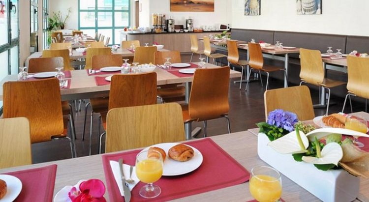 Kafetaria, via booking, 1. Kyriad Disneyland Resort Paris, Salah Satu Hotel Partner Disneyland Paris yang Rate-nya Kerap Diobral Abis!, 2. Walau Nggak Sepenuhnya Berbentuk Hotel, Sejours et Affaires Rive Gauche Aparthotel Ini Cukup Layak Untuk Dipertimbangkan, 3. Satu Lagi Hotel Partner Disneyland Paris yang Perlu Dipertimbangkan, yaitu Adagio Marne La Vallée Val d’Europe Aparthotel, 4. Hipark Residence Serris Val d’Europe, Apartemen Keren yang Rate-nya Masih Dibawah 1 Juta, 5. Alternatif Lainnya, Kalian Bisa Melirik Residhome Val d’Europe Yang Juga Ada di Sekitar Disneyland Paris, 6. Walau Nggak Dekat-Dekat Amat dengan Disneyland Paris, Ibis Budget Marne la Vallée Layak Dilirik Karena Rate-nya yang Asyik Banget