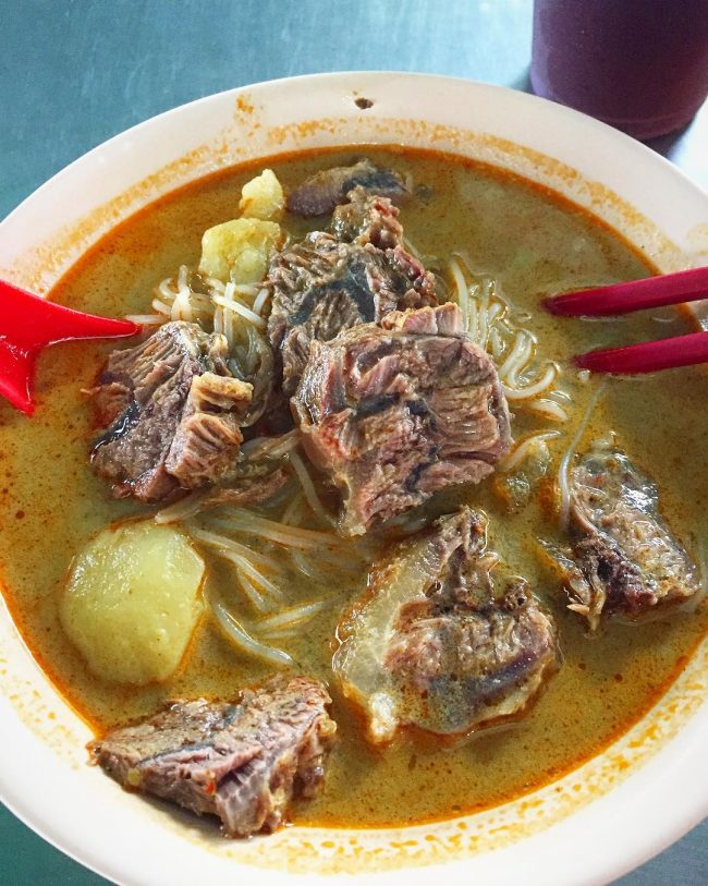 Kari Bihun Tabona via IG @goestiwijoyo, 1. Lontong Medan, 2. Mie Gomak, 3. Sate Padang Medan , 4. Mie Aceh Medan, 5. Soto Medan, 6. Bihun Bebek, 7. Bakso Lembu Medan, 8. Es Krim Tip Top, 9. Kari Bihun Tabona, 10. Rujak Kolam Medan, 11. Teh Susu Telur, 12. Kwetiau Ateng, 13. Kolak Durian, 14. Saksang, 15. Babi Panggang Karo, 16. Daun Singkong Tumbuk, 17. Bika Ambon, 18. Durian Medan, 19. Ikan Teri Medan, 20. Lemang Medan , 21. Sate Kerang, 22. Kacang Sihobuk, 23. Kue Ombus-ombus, 24. Kopi Sidikalang, 25. Sirup Markisa