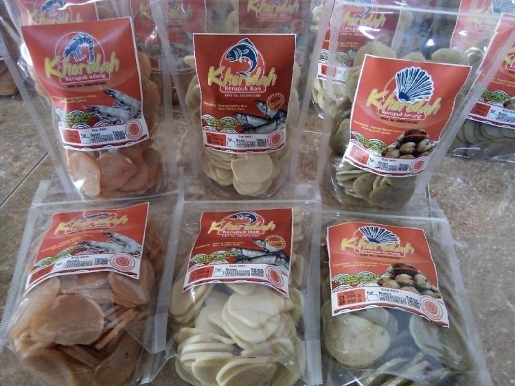 Kerupuk Ikan Kenjeran via Ig @kerupuk.khoridah, 1. Almond Crispy Cheese, Oleh-oleh khas Surabaya, 2. Spikoe, 3. Belinjo Udang (Blidang), Khas Surabaya, 4. Keripik Buah Kane-Kane, 5. Pohong Tata, Oleh-oleh Khas Surabaya, 6. Kue Lapis Surabaya, 7. Sambal Bu Rudy Khas Surabaya, 8. Kue Mente, Produk Khas Surabaya, 9. Suoklat, Jajanan Khas Surabaya, 10. Kaos Cak Cuk, Asli Surabaya, 11. Kerupuk Ikan Kenjeran, 12. Kue Bikang Peneleh, 13. Fruit Cake Glory, 14. Sambal Cuk, 15. Abon Sapi Padmosusastro, 16. Bebek Djangkep, 17. Surabaya Snowcake, 18. Rambak Sapi, 19. Oseng Tuna Asap, 20. Kopi Bandrek, Oleh-oleh Khas Surabaya, 21. Bandeng Asap, 22. Siropen Telasih, 23. Krupuk Udang Lobster, 24. GunaGuna Snack, 25. Bunarendang, 26. Jenang dan Sirup Mangrove, 27. Bolu Joeang Surabaya , 28. Dawet Blauran , 29. Baju Batik Surabaya, 30. Sepatu Khas Wedoro, 31. Vallens Cake Surabaya, 32. Bandang Asap