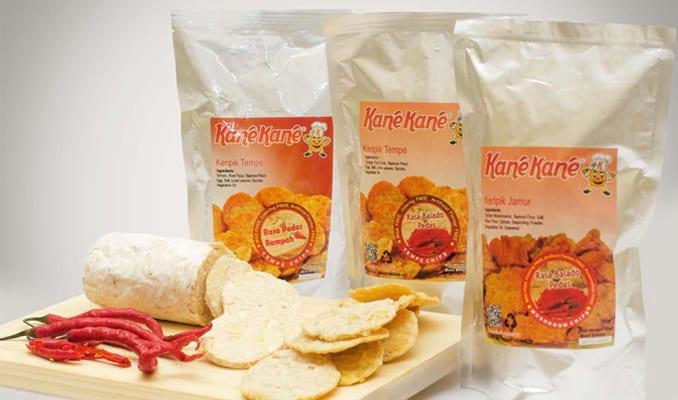 Keripik Buah Kane-Kane, 1. Almond Crispy Cheese, Oleh-oleh khas Surabaya, 2. Spikoe, 3. Belinjo Udang (Blidang), Khas Surabaya, 4. Keripik Buah Kane-Kane, 5. Pohong Tata, Oleh-oleh Khas Surabaya, 6. Kue Lapis Surabaya, 7. Sambal Bu Rudy Khas Surabaya, 8. Kue Mente, Produk Khas Surabaya, 9. Suoklat, Jajanan Khas Surabaya, 10. Kaos Cak Cuk, Asli Surabaya, 11. Kerupuk Ikan Kenjeran, 12. Kue Bikang Peneleh, 13. Fruit Cake Glory, 14. Sambal Cuk, 15. Abon Sapi Padmosusastro, 16. Bebek Djangkep, 17. Surabaya Snowcake, 18. Rambak Sapi, 19. Oseng Tuna Asap, 20. Kopi Bandrek, Oleh-oleh Khas Surabaya, 21. Bandeng Asap, 22. Siropen Telasih, 23. Krupuk Udang Lobster, 24. GunaGuna Snack, 25. Bunarendang, 26. Jenang dan Sirup Mangrove, 27. Bolu Joeang Surabaya , 28. Dawet Blauran , 29. Baju Batik Surabaya, 30. Sepatu Khas Wedoro, 31. Vallens Cake Surabaya, 32. Bandang Asap