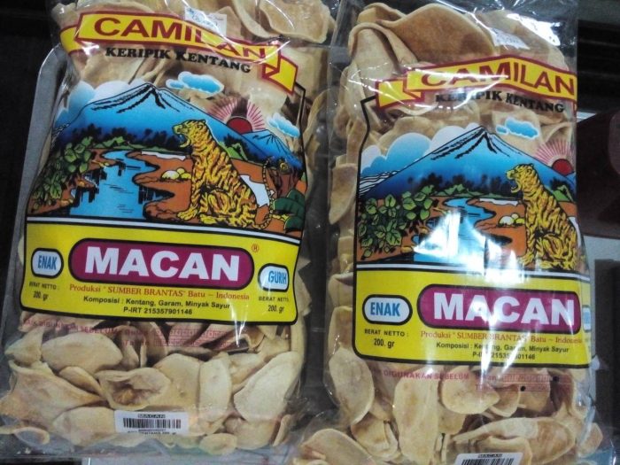 Keripik Kentang Macan, 1. Apel Malang, 2. Sari apel, 3. Aneka Keripik Buah, 4. Keripik Tempe, 5. Keripik Ceker, 6. Keripik Kentang Macan, 7. Aneka Olahan Telo di Republik Telo, 8. Pia Mangkok, 9. Malang Strudel, 10. Ledre Pisang Bangka, 11. Madu Klanceng, 12. Kaos dan Souvenir Khas Malang, 13. Keramik Dinoyo, 14. Frozen Bakso, 15. Bakpao Sayang, 16. ASIX Cake, 17. Makobu Cake (Tutup Permanen), 18. Queen Apple (Tutup Permanen), 19. Puthu Lanang Celaket, 20. Jenang Apel, 21. Onde-Onde Depot HTS, 22. Carang Mas, 23. Cokelat Tempe, 24. Keripik Singkong Cap Lumba-Lumba, 25. Batik Topeng Malangan, 26. Petis Udang, 27. Onde-Onde Wijen, 28. Putu Lanang, 29. Makaroni Pedas, 30. Kopi Robusta Dampit Malang