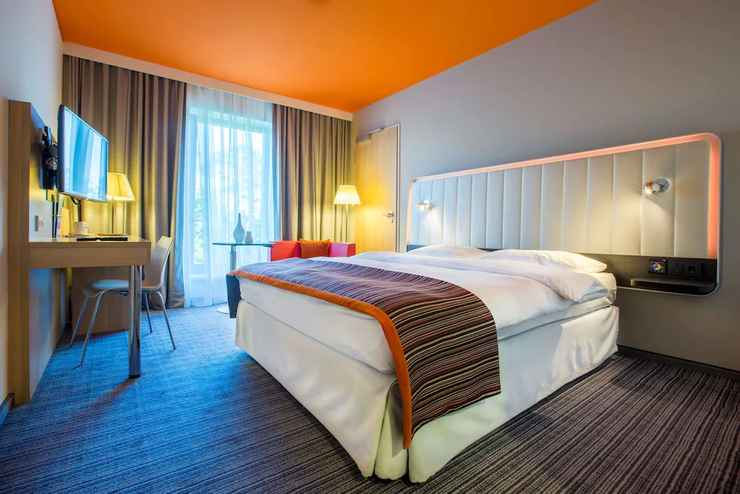 King Room Park Inn by Radisson Frankfurt Airport Hotel via Traveloka, 1. Sendiri Atau Keluarga, Perokok atau Bukan, B&amp;B Hotel Frankfurt City-Ost Menyediakan Akomodasi Untuk Semua Orang!, 2. United Hostel Frankfurt City Center Ini Terkenal Sebagai Penginapan Favorit Para Backpackers Muda Dunia., 3. Bagi Kamu yang Penuh Semangat, Meininger Hotel Frankfurt Main Messe Sepertinya Keren dan Cozy!, 4. Asyiknya Merilekskan Diri dengan Berbagai Layanan Spa di Savoy Hotel, 5. Nggak Perlu Pusing Mikirin Transport Kalau Menginapnya di Comfort Hotel Frankfurt City Center yang Super Strategis, 6. Pura-Pura Punya Rumah Sendiri di Germany dengan Menginap di Villa Orchard Frankfurt yang Nyaman, 7. Penuh Kejutan di Setiap Ruang Clarion Collection Hotel yang Berfasilitas Lengkap, 8. Malas Perjalanan Jauh dari Bandara? Park Inn by Radisson Frankfurt Airport Hotel Sebagai Solusinya!, 9. Ada Lagi Nih Smart Stay Hotel Frankfurt yang Merupakan Cara Pintar untuk Menghemat Budget