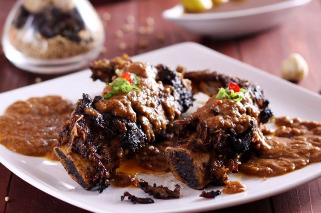 Konro Bakar via Indonesiagoid, 1. Coto Makassar, 2. Sop Saudara, 3. Pallubasa, 4. Pallumara, 5. Konro Makassar, 6. Juku Pallu Ce’la, 7. Konro Bakar, 8. Sop Ubi, 9. Songkolo Bagadang, 10. Burasa, 11. Bebek Palekko, 12. Kapurung, 13. Mie Titi, 14. Barongko, 15. Pisang Epe, 16. Es Palu Butung, 17. Gogoso, 18. Sarabba, 19. Ikan Bakar Parape, Termasuk Makanan Khas Makassar, 20. Es Pisang Ijo, Makanan Khas Makassar yang Populer, 21. Jalangkote, 22. Sikaporo, 23. Kue Apang, Kue Tradisional Khas Makassar, 24. Pallu Kacci, 25. Nasi Kuning Riburane, 26. Roko-Roko Unti dan Cangkuning, 27. Putu Cangkiri, 28. Baje, 29. Kue Dange, 30. Buroncong, 31. Cucuru Bayao
