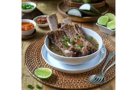 Konro Makassar via IG @deena_hp, 1. Coto Makassar, 2. Sop Saudara, 3. Pallubasa, 4. Pallumara, 5. Konro Makassar, 6. Juku Pallu Ce’la, 7. Konro Bakar, 8. Sop Ubi, 9. Songkolo Bagadang, 10. Burasa, 11. Bebek Palekko, 12. Kapurung, 13. Mie Titi, 14. Barongko, 15. Pisang Epe, 16. Es Palu Butung, 17. Gogoso, 18. Sarabba, 19. Ikan Bakar Parape, Termasuk Makanan Khas Makassar, 20. Es Pisang Ijo, Makanan Khas Makassar yang Populer, 21. Jalangkote, 22. Sikaporo, 23. Kue Apang, Kue Tradisional Khas Makassar, 24. Pallu Kacci, 25. Nasi Kuning Riburane, 26. Roko-Roko Unti dan Cangkuning, 27. Putu Cangkiri, 28. Baje, 29. Kue Dange, 30. Buroncong, 31. Cucuru Bayao