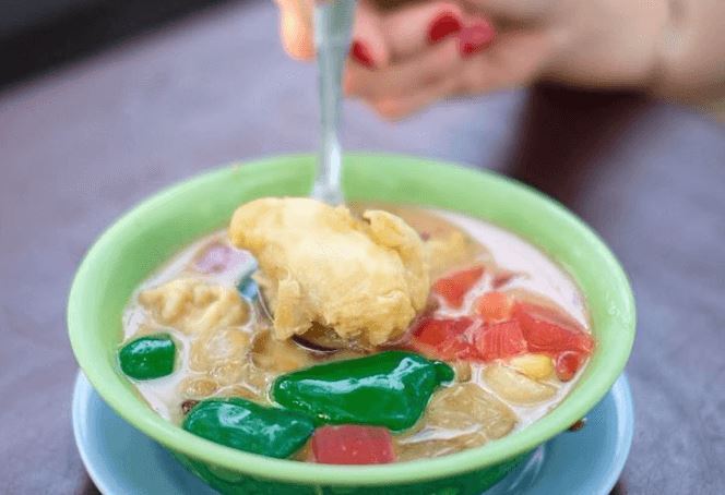 Kolak Durian, 1. Lontong Medan, 2. Mie Gomak, 3. Sate Padang Medan , 4. Mie Aceh Medan, 5. Soto Medan, 6. Bihun Bebek, 7. Bakso Lembu Medan, 8. Es Krim Tip Top, 9. Kari Bihun Tabona, 10. Rujak Kolam Medan, 11. Teh Susu Telur, 12. Kwetiau Ateng, 13. Kolak Durian, 14. Saksang, 15. Babi Panggang Karo, 16. Daun Singkong Tumbuk, 17. Bika Ambon, 18. Durian Medan, 19. Ikan Teri Medan, 20. Lemang Medan , 21. Sate Kerang, 22. Kacang Sihobuk, 23. Kue Ombus-ombus, 24. Kopi Sidikalang, 25. Sirup Markisa