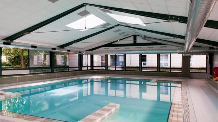Kolam renang indoor, via agoda, 1. Kyriad Disneyland Resort Paris, Salah Satu Hotel Partner Disneyland Paris yang Rate-nya Kerap Diobral Abis!, 2. Walau Nggak Sepenuhnya Berbentuk Hotel, Sejours et Affaires Rive Gauche Aparthotel Ini Cukup Layak Untuk Dipertimbangkan, 3. Satu Lagi Hotel Partner Disneyland Paris yang Perlu Dipertimbangkan, yaitu Adagio Marne La Vallée Val d’Europe Aparthotel, 4. Hipark Residence Serris Val d’Europe, Apartemen Keren yang Rate-nya Masih Dibawah 1 Juta, 5. Alternatif Lainnya, Kalian Bisa Melirik Residhome Val d’Europe Yang Juga Ada di Sekitar Disneyland Paris, 6. Walau Nggak Dekat-Dekat Amat dengan Disneyland Paris, Ibis Budget Marne la Vallée Layak Dilirik Karena Rate-nya yang Asyik Banget