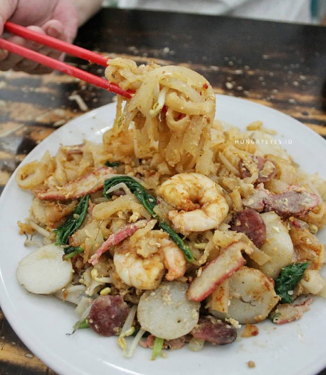 Kwetiau Ateng via IG @hungryeyes.id_, 1. Lontong Medan, 2. Mie Gomak, 3. Sate Padang Medan , 4. Mie Aceh Medan, 5. Soto Medan, 6. Bihun Bebek, 7. Bakso Lembu Medan, 8. Es Krim Tip Top, 9. Kari Bihun Tabona, 10. Rujak Kolam Medan, 11. Teh Susu Telur, 12. Kwetiau Ateng, 13. Kolak Durian, 14. Saksang, 15. Babi Panggang Karo, 16. Daun Singkong Tumbuk, 17. Bika Ambon, 18. Durian Medan, 19. Ikan Teri Medan, 20. Lemang Medan , 21. Sate Kerang, 22. Kacang Sihobuk, 23. Kue Ombus-ombus, 24. Kopi Sidikalang, 25. Sirup Markisa