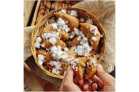 Kue Apang via IG @belanga.id, 1. Coto Makassar, 2. Sop Saudara, 3. Pallubasa, 4. Pallumara, 5. Konro Makassar, 6. Juku Pallu Ce’la, 7. Konro Bakar, 8. Sop Ubi, 9. Songkolo Bagadang, 10. Burasa, 11. Bebek Palekko, 12. Kapurung, 13. Mie Titi, 14. Barongko, 15. Pisang Epe, 16. Es Palu Butung, 17. Gogoso, 18. Sarabba, 19. Ikan Bakar Parape, Termasuk Makanan Khas Makassar, 20. Es Pisang Ijo, Makanan Khas Makassar yang Populer, 21. Jalangkote, 22. Sikaporo, 23. Kue Apang, Kue Tradisional Khas Makassar, 24. Pallu Kacci, 25. Nasi Kuning Riburane, 26. Roko-Roko Unti dan Cangkuning, 27. Putu Cangkiri, 28. Baje, 29. Kue Dange, 30. Buroncong, 31. Cucuru Bayao