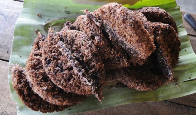 Kue Dange, 1. Coto Makassar, 2. Sop Saudara, 3. Pallubasa, 4. Pallumara, 5. Konro Makassar, 6. Juku Pallu Ce’la, 7. Konro Bakar, 8. Sop Ubi, 9. Songkolo Bagadang, 10. Burasa, 11. Bebek Palekko, 12. Kapurung, 13. Mie Titi, 14. Barongko, 15. Pisang Epe, 16. Es Palu Butung, 17. Gogoso, 18. Sarabba, 19. Ikan Bakar Parape, Termasuk Makanan Khas Makassar, 20. Es Pisang Ijo, Makanan Khas Makassar yang Populer, 21. Jalangkote, 22. Sikaporo, 23. Kue Apang, Kue Tradisional Khas Makassar, 24. Pallu Kacci, 25. Nasi Kuning Riburane, 26. Roko-Roko Unti dan Cangkuning, 27. Putu Cangkiri, 28. Baje, 29. Kue Dange, 30. Buroncong, 31. Cucuru Bayao